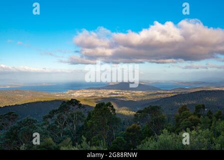 Ein Panoramablick am späten Nachmittag vom Mount Wellington im Süden von Hobart, der Hauptstadt von Tasmanien und dem Derwent River in Australien Stockfoto