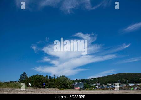 Fishguard, Pembrokeshire, Großbritannien, 18. juli 2021. Urlauber verbringen ihren Sommerurlaub am Strand, genießen die heiße Sonne und kühlen sich im Meer ab.Quelle: Debra Angel/Alamy Live News Stockfoto