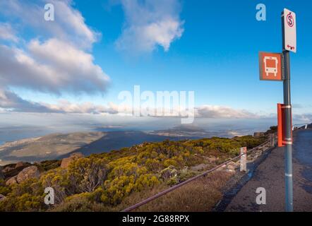 Blick von der Bushaltestelle auf dem Gipfel des Mount Wellington (Kunanyi) auf Hobart, die Hauptstadt Tasmaniens und den Derwent River in Australien Stockfoto