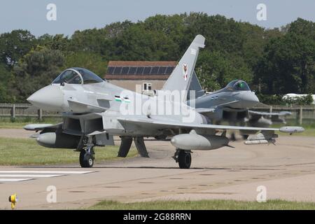 Ein Paar Royal Air Force Typhoon FGR4 von 12 qm, das bei RAF Coningsby auf die Start- und Landebahn abbiegt. Stockfoto