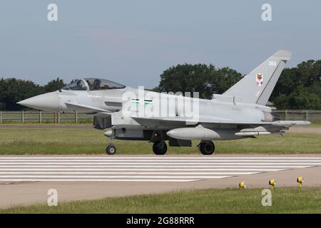 Royal Air Force Typhoon FGR4 ab 12 qm auf die Start- und Landebahn bei RAF Coningsby zum Abflug. Stockfoto