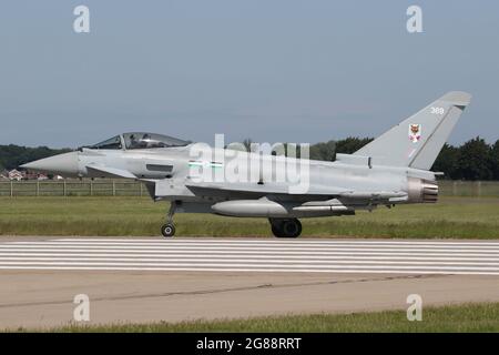 Royal Air Force Typhoon FGR4 ab 12 qm auf die Start- und Landebahn bei RAF Coningsby zum Abflug. Stockfoto