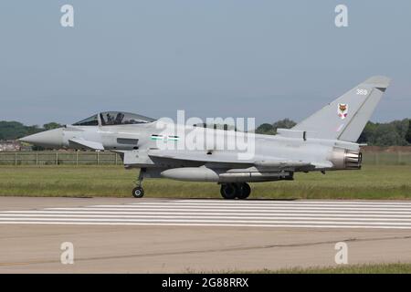 Royal Air Force Typhoon FGR4 ab 12 qm auf die Start- und Landebahn bei RAF Coningsby zum Abflug. Stockfoto