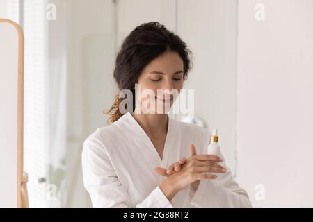 Junge lateinische Frau, die vor der Verwendung von kosmetischem Serum einen Allergietest macht Stockfoto