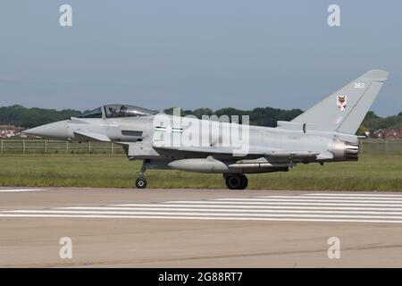 Royal Air Force Typhoon FGR4 ab 12 qm auf die Start- und Landebahn bei RAF Coningsby zum Abflug. Stockfoto