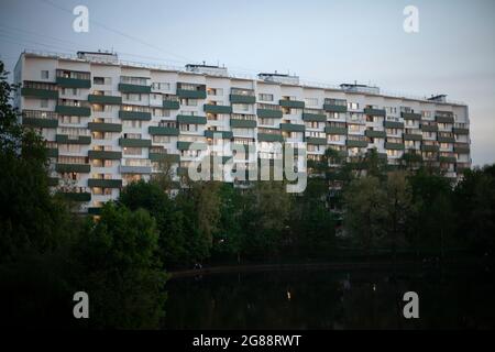Langes Haus mit Balkonen. Jugendstil-Architektur in der Sowjetunion. Die Balkone sind eine Leiter durch das Gebäude. Stockfoto