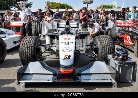 McLaren MP4/13 Formel 1, Grand-Prix-Rennwagen im Montagebereich beim Goodwood Festival of Speed 2013.1998 Formel-1-Weltmeisterschaftswagen Stockfoto