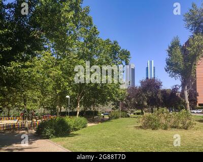 Wolkenkratzer (die vier Türme) von Madrid neben einem Park in der Hauptstadt. In Spanien. Europa. Horizontale Fotografie. Stockfoto