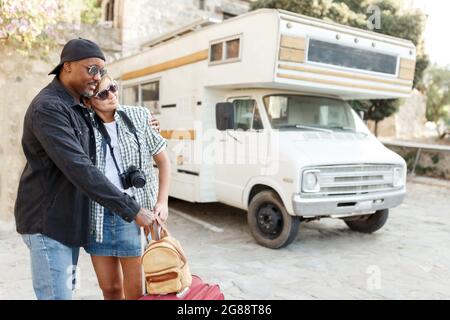 Glückliche Momente. Fröhliches schwarzes Paar, das Selfie auf dem Smartphone macht, während es romantische Date-Reisen macht, afroamerikanische Ehegatten mittleren Alters auf Reise. Gemischt Stockfoto