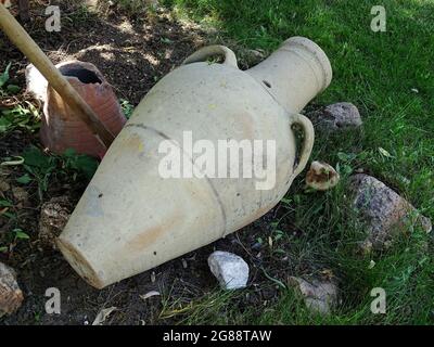 Ein Tontopf auf einem Garten Stockfoto