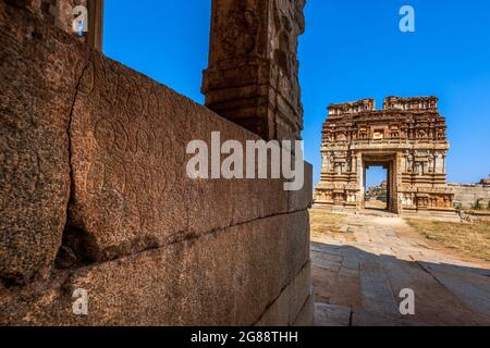 Hampi, Karnataka, Indien - 15. Januar 2020 : der Blick auf den alten Achyutaraya Tempel. Eine Gruppe von Ruinen Monumente in Hampi war das Zentrum des Hindu Vij Stockfoto