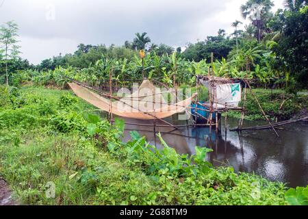 Bild eines speziellen Fangnetzes von Rural South 24 Parganas. Das Netz ist in einen speziellen Rahmen aus Bambus gesetzt. Stockfoto