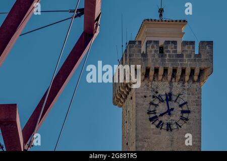 MANGANA Turm aus dem 16. Jahrhundert, genannt 'Torre de las horas', Lokaluhr auf dem MANGANA Platz der Stadt Cuenca, Kastilien la Mancha, Spanien. Stockfoto