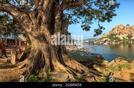 Hampi, Karnataka, Indien - 10. Januar 2020 : Menschen baden und bereiten sich am Ufer des Flusses Tungabhadra in der Stadt Hampi vor. Stockfoto