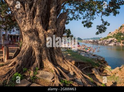 Hampi, Karnataka, Indien - 10. Januar 2020 : Menschen baden und bereiten sich am Ufer des Flusses Tungabhadra in der Stadt Hampi vor. Stockfoto