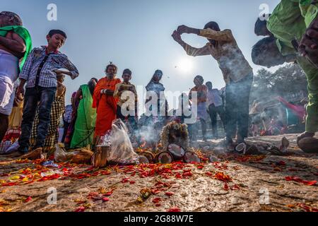 Hampi, Karnataka, Indien - 10. Januar 2020 : Lokale Öffentlichkeit bereitet sich nach dem Baden im Tungabhadra in der Stadt Hampi auf den Gottesdienst vor. Stockfoto