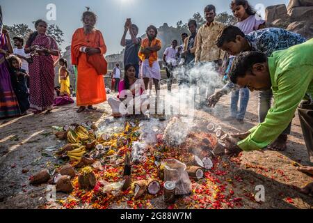 Hampi, Karnataka, Indien - 10. Januar 2020 : Lokale Öffentlichkeit bereitet sich nach dem Baden im Tungabhadra in der Stadt Hampi auf den Gottesdienst vor. Stockfoto