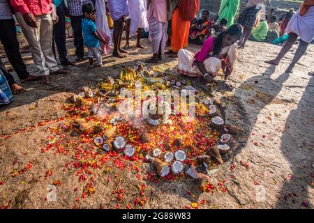 Hampi, Karnataka, Indien - 10. Januar 2020 : Lokale Öffentlichkeit bereitet sich nach dem Baden im Tungabhadra in der Stadt Hampi auf den Gottesdienst vor. Stockfoto