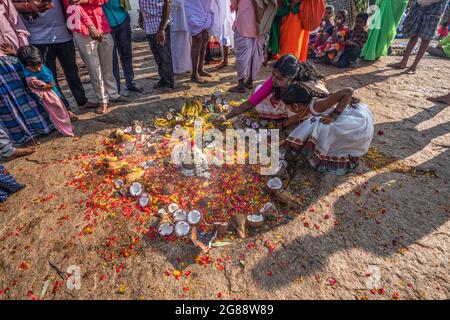 Hampi, Karnataka, Indien - 10. Januar 2020 : Lokale Öffentlichkeit bereitet sich nach dem Baden im Tungabhadra in der Stadt Hampi auf den Gottesdienst vor. Stockfoto