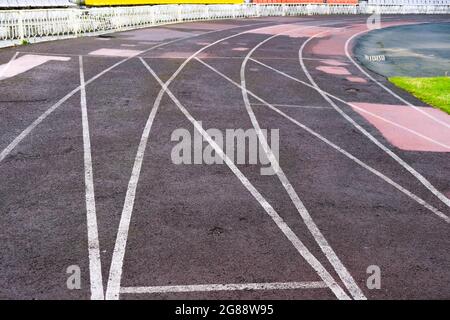 Weiße Markierungen für das Laufen in einem örtlichen Sportstadion Stockfoto
