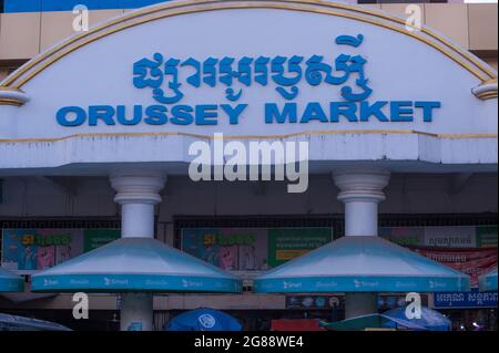 Das zweisprachige Schild am Eingang zum Orussey Market. Aufgrund eines Ausbruchs von COVID - 19 unter den Verkäufern ist der Orussey Market während der Coronavirus-Pandemie 2 Wochen lang geschlossen. Phnom Penh, Kambodscha. Juli 2021. © Kraig Lieb Stockfoto