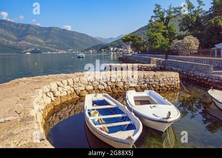 Schöne Sommer mediterrane Landschaft mit Fischerbooten in kleinem Hafen. Montenegro, Adria, Bucht von Kotor. Donja Lastva Dorf in der Nähe von Tivat Stockfoto