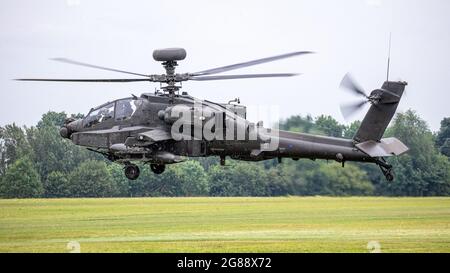 Old Warden, Großbritannien - 4. August 2019: Ein Apache-Hubschrauber der britischen Armee, der vom Flugplatz abfliegt Stockfoto