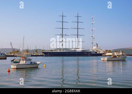 Tivat, Montenegro - Juli 12 2021: Blick auf die Marina Porto Montenegro in Tivat und die Segelyacht Black Pearl, eine der größten segelyachs Stockfoto