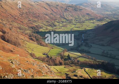 Das Great Langdale Valley von den Hängen der Langdale Pikes, im englischen Lake District Stockfoto