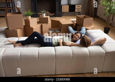 Junges Paar machen Pause bei der Renovierung zu Hause Ruhe auf der Couch Stockfoto
