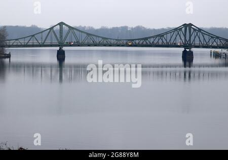 Glienicker Brücke, Potsdam (nur für redactionelle Verwendung. Keine Werbung. Referenzdatenbank: http://www.360-berlin.de. © Jens Knappe. Bildquelle Stockfoto