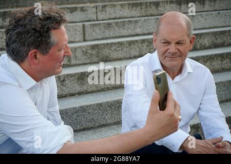 Eckart von Hirschhausen, Olaf Scholz, 21. Juni 2021, Berlin (nur für redaktionelle Verwendung. Keine Werbung. Referenzdatenbank: http://www.360-berl Stockfoto