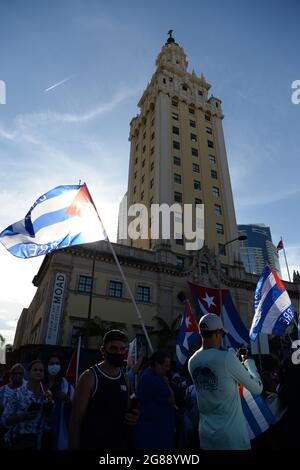 MIAMI, FL - 17. JULI: Kubanische Amerikaner unterstützen die Demonstranten in Kuba während der Kundgebung für Demokratie am 17. Juli 2021 im Freedom Tower in Miami, Florida. Quelle: Mpi04/MediaPunch Stockfoto