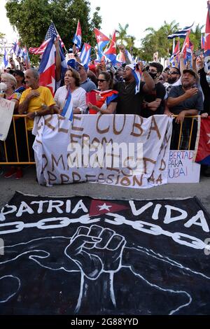 MIAMI, FL - 17. JULI: Kubanische Amerikaner unterstützen die Demonstranten in Kuba während der Kundgebung für Demokratie am 17. Juli 2021 im Freedom Tower in Miami, Florida. Quelle: Mpi04/MediaPunch Stockfoto