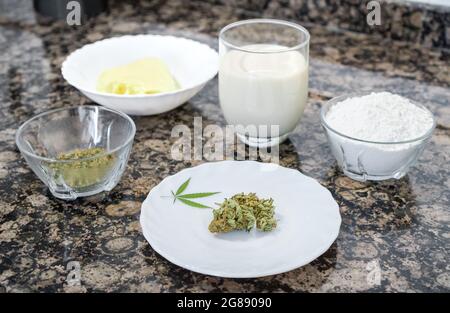 Kochen mit Marihuana: Tisch mit Cannabis und Zutaten zum Kochen. Stockfoto