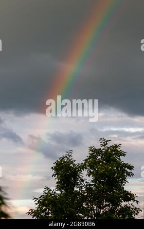 17. Juli 2021-Sangju, Südkorea-AM 17. Juli 2021 erscheint IN Sangju, Südkorea, EIN Regenbogen am Himmel über Sangju. Stockfoto