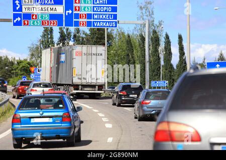 Verstopfter Verkehr, Autos und Lastwagen in einem Kreisverkehr an einem Sommerwochenende auf der Straße E63 in Vaajakoski, Finnland. 7. Juli 2017. Stockfoto