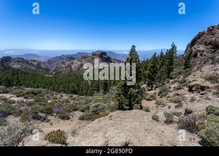 Die Berge von Gran Canaria Blick von den Felsen von Roque Nublo (Felsen in den Wolken). Stockfoto