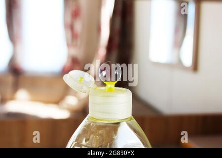 Nahaufnahme einer kleinen Blase auf einem Deckel einer Flüssigseife-Flasche Stockfoto