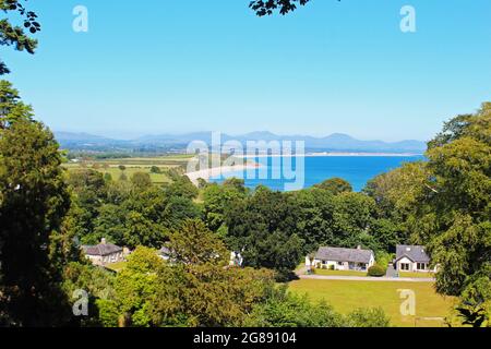 Aussicht, Landschaft und Landschaft von Llandbedrog Strand und Landschaft mit blauem Himmel in Llanbedrog, Nordwales Stockfoto