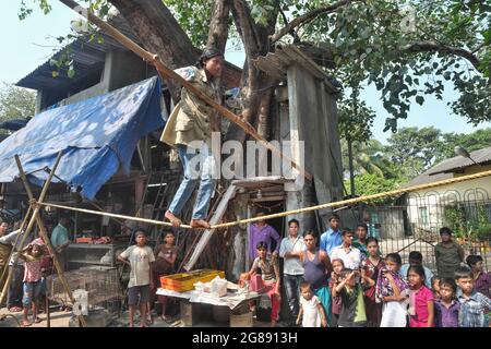 In einem so genannten tamasha- oder improvisierten Straßenzirkus in Mumbai, Indien, führt ein junges Mädchen einen engen Seilspazierzug durch Stockfoto