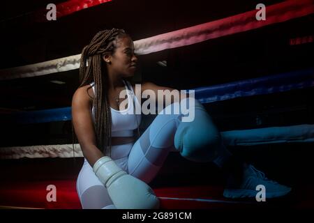 Porträt einer jungen schwarzen Frau im Boxring Stockfoto