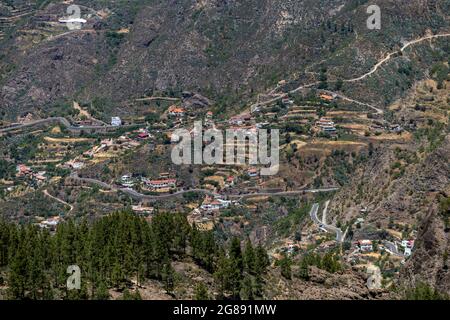 Ein Bergdorf auf Gran Canaria Blick von den Felsen des Roque Nublo (Felsen in den Wolken). Stockfoto