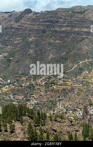 Ein Bergdorf auf Gran Canaria Blick von den Felsen des Roque Nublo (Felsen in den Wolken). Stockfoto