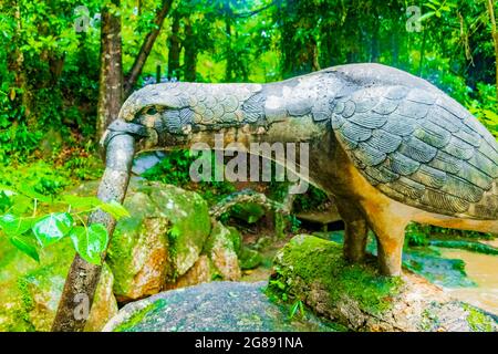 Adlerstatue im Tar Nim Wasserfall & Secret Magic Garden auf Koh Samui in Surat Thani Thailand. Stockfoto