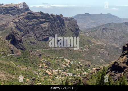 Ein Bergdorf auf Gran Canaria Blick von den Felsen des Roque Nublo (Felsen in den Wolken). Stockfoto