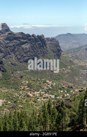 Ein Bergdorf auf Gran Canaria Blick von den Felsen des Roque Nublo (Felsen in den Wolken). Stockfoto