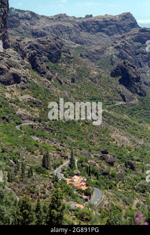 Ein Bergdorf auf Gran Canaria Blick von den Felsen des Roque Nublo (Felsen in den Wolken). Stockfoto