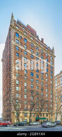 Die 25 East End Avenue, in Manhattans Stadtteil Yorkville UES, ist ein von Cross & Cross entworfenes Gebäude, das heute eine Kooperative ist. Stockfoto