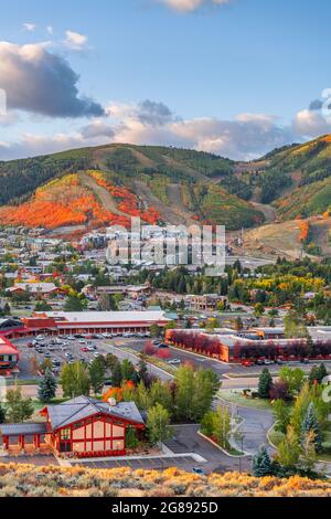 Park City, Utah, USA downtown im Herbst in der Abenddämmerung. Stockfoto